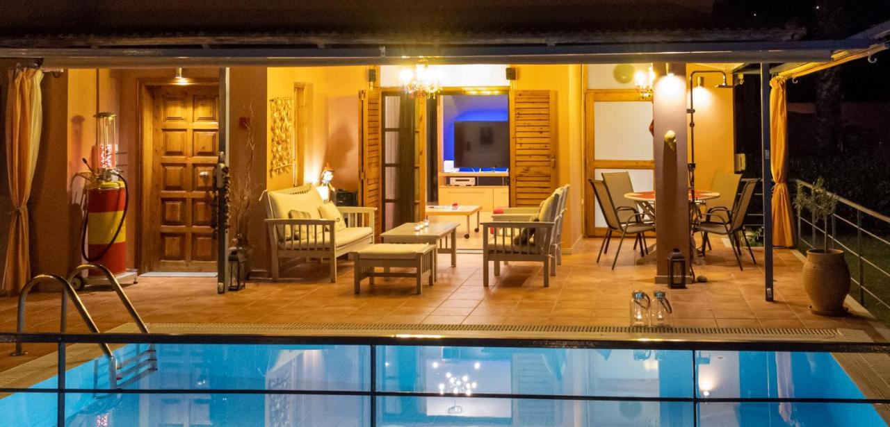 Cozy Small Smart Villa With Private Pool Mikri Mantineia カラマタ エクステリア 写真