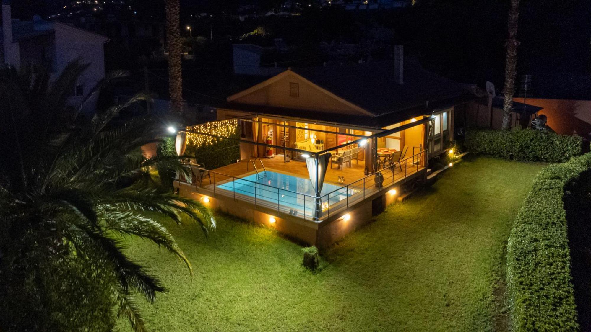 Cozy Small Smart Villa With Private Pool Mikri Mantineia カラマタ エクステリア 写真