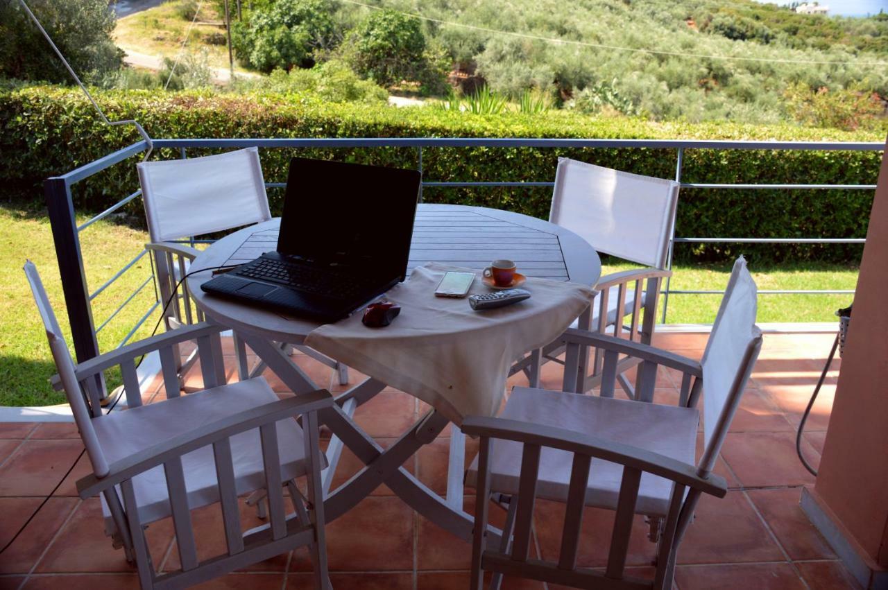 Cozy Small Smart Villa With Private Pool Mikri Mantineia カラマタ エクステリア 写真